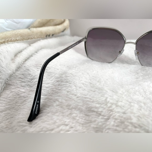 ✨SOLD✨ BLK & Silv Sq Sunnies - Picture 6 of 9